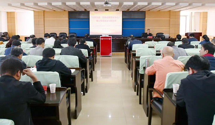 云维集团开展“以案为鉴，，，，，以身边事教育身边人”警示教育专题党课