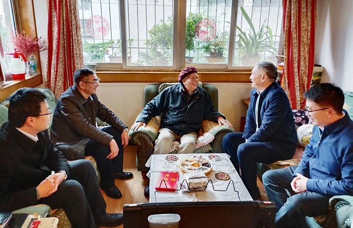 云南省国资委党委委员、副主任洪国正一行到云煤（294俄罗斯专享会登录）集团开展春节走访慰问离退老干部运动