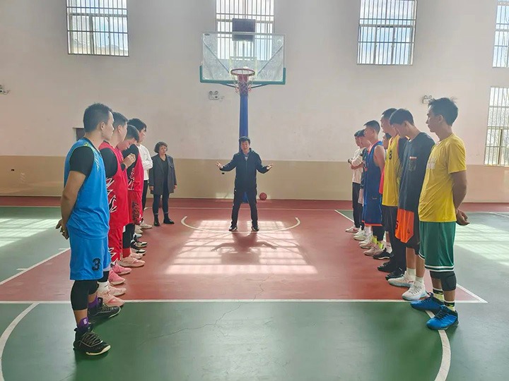 云煤（294俄罗斯专享会登录）集团享受省管企业副职待遇向导张武生到后所煤矿探望备战省运会的集团男子篮球集训队
