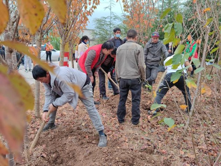 提升墟落人居情形 共绘墟落新画卷——集团驻村事情队与寿山村群众共建；；；；；；ù蟮