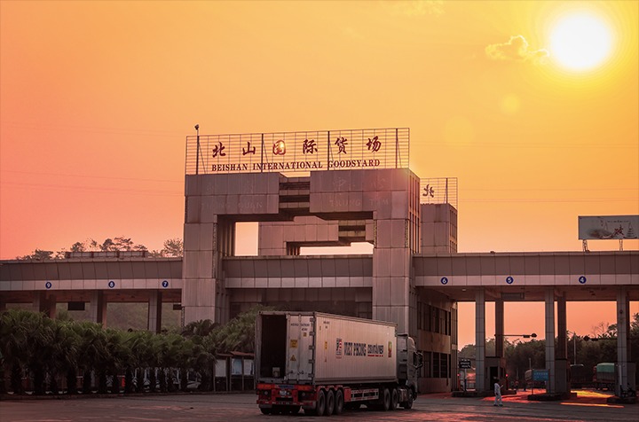 立异通关模式 提升通关时效，，，，，口岸经济一连发力