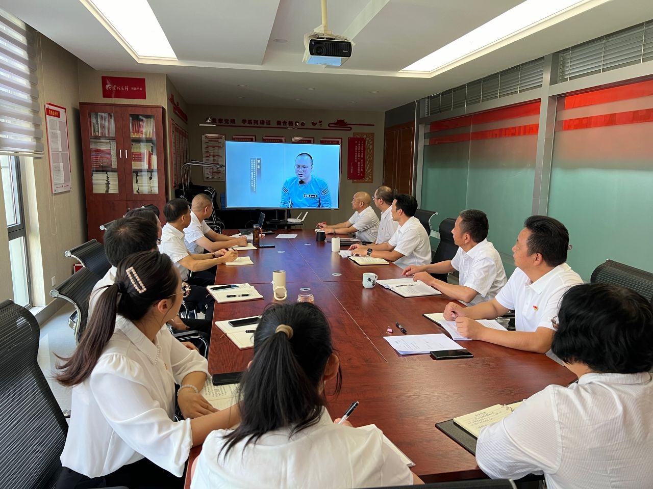 294俄罗斯专享会登录地产党支部组织开展“以案为鉴 明纪守廉”警示教育运动