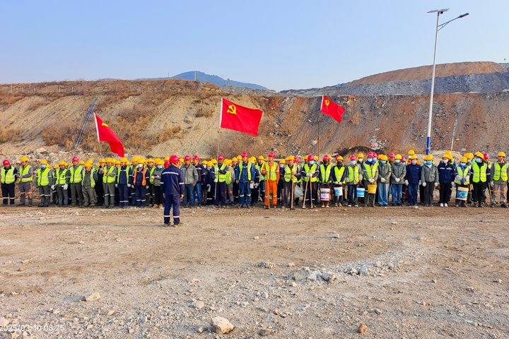 先锋露天煤矿党总支团结公司各党支部开展“党建引领促生长，，，，，，同心共筑绿色矿山”主题党日运动